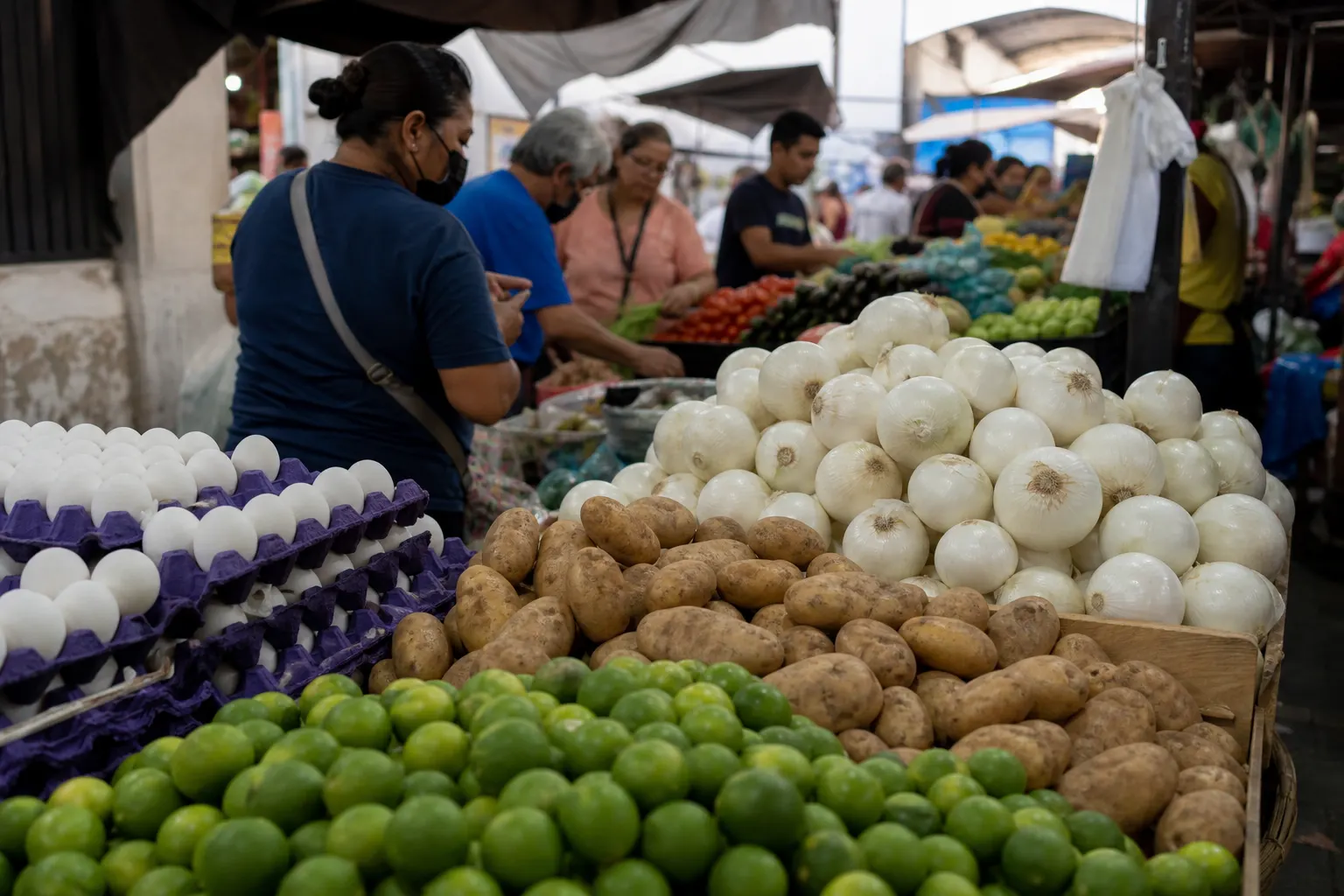 Productos de la canasta alimentaria en un mercado mexicano