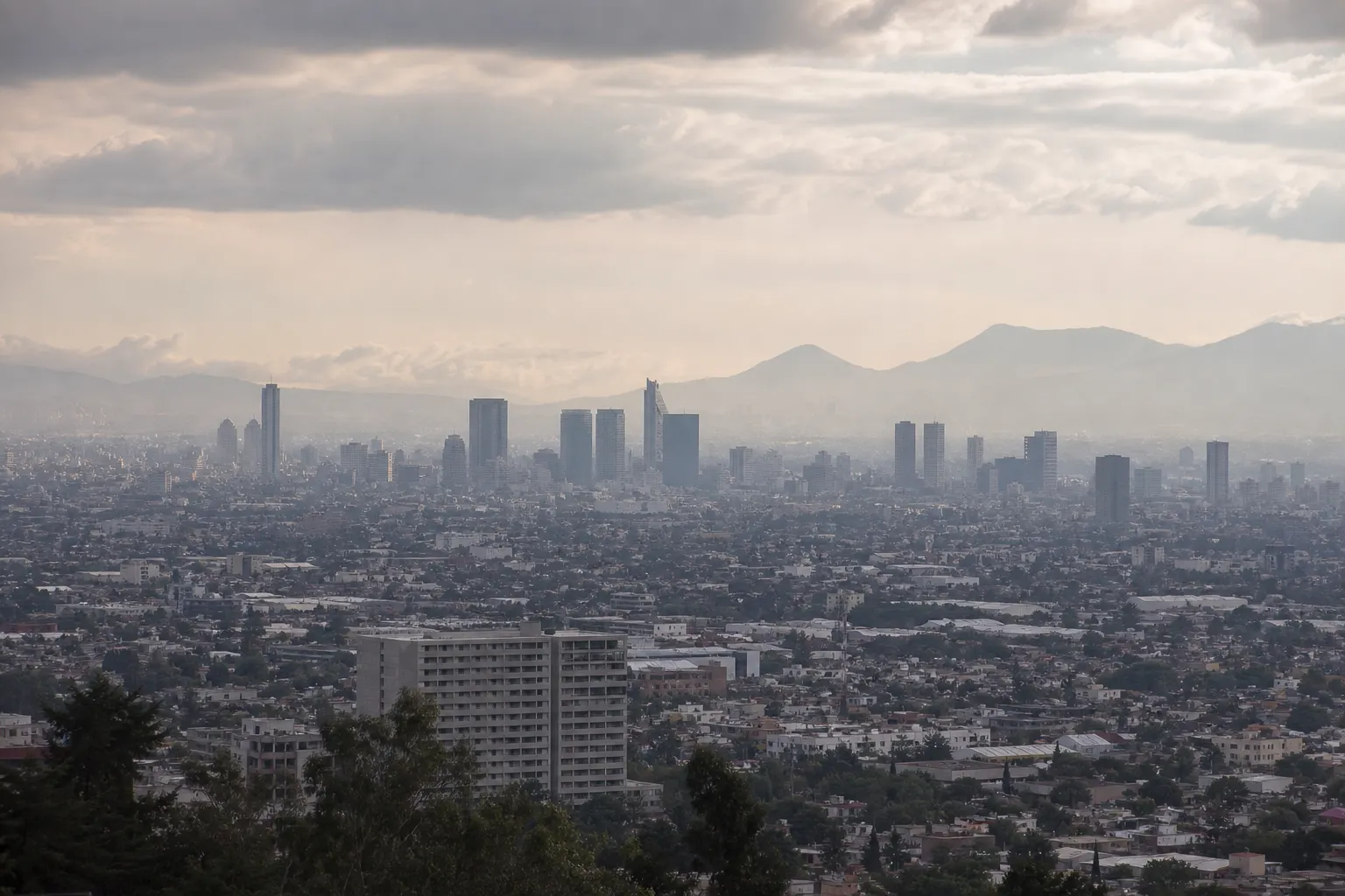 Vista del Valle de México durante la contingencia ambiental por ozono del 13 de septiembre de 2026