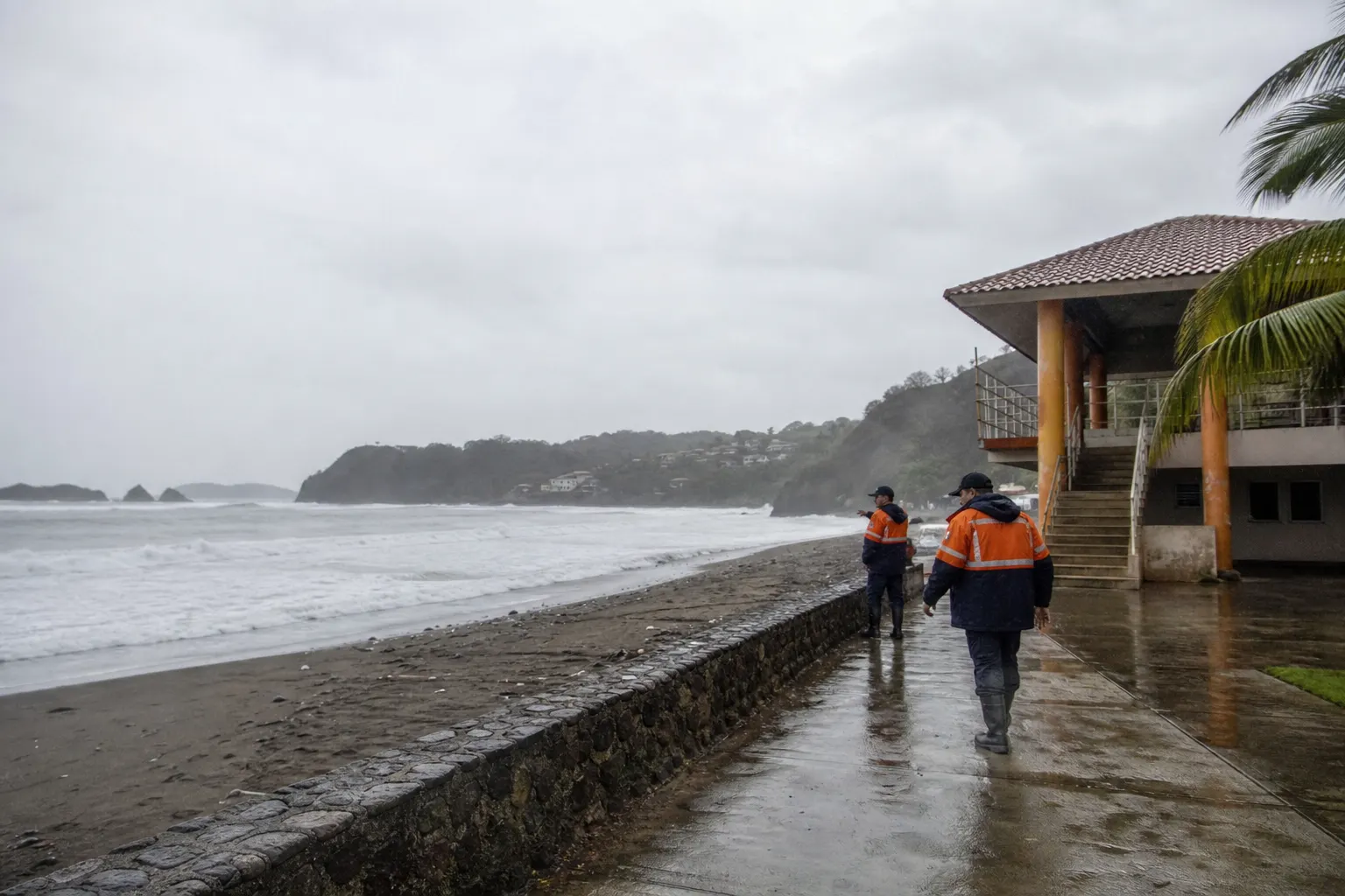 Personal de Protección Civil vigila una zona costera durante las lluvias y el oleaje asociados al huracán Polo.