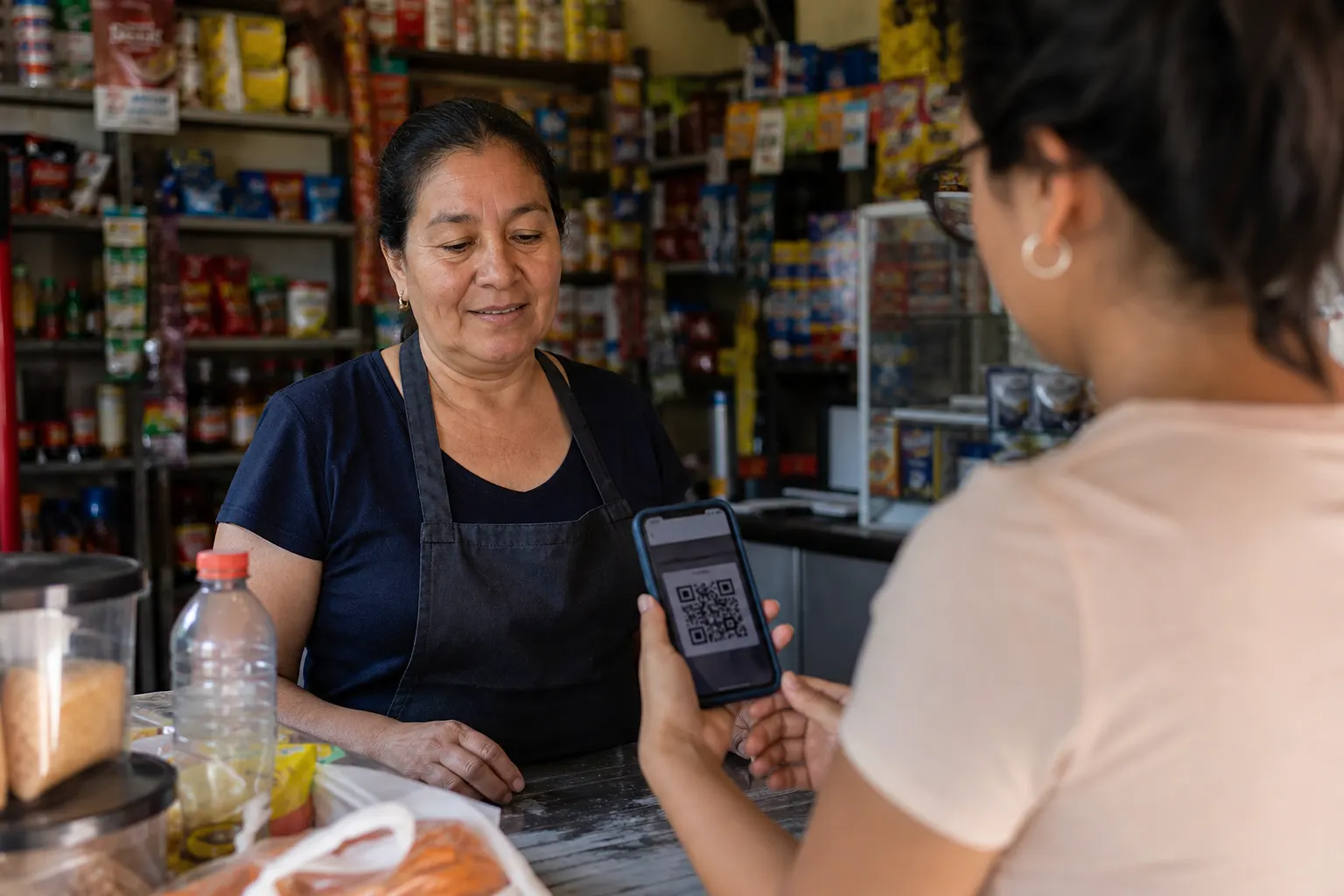 Pequeño comercio mexicano cobrando un pago digital mediante código QR